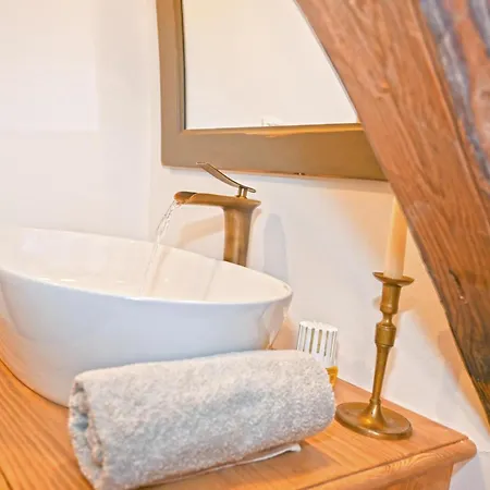 2 Bedroom Stunning In * موزيريي